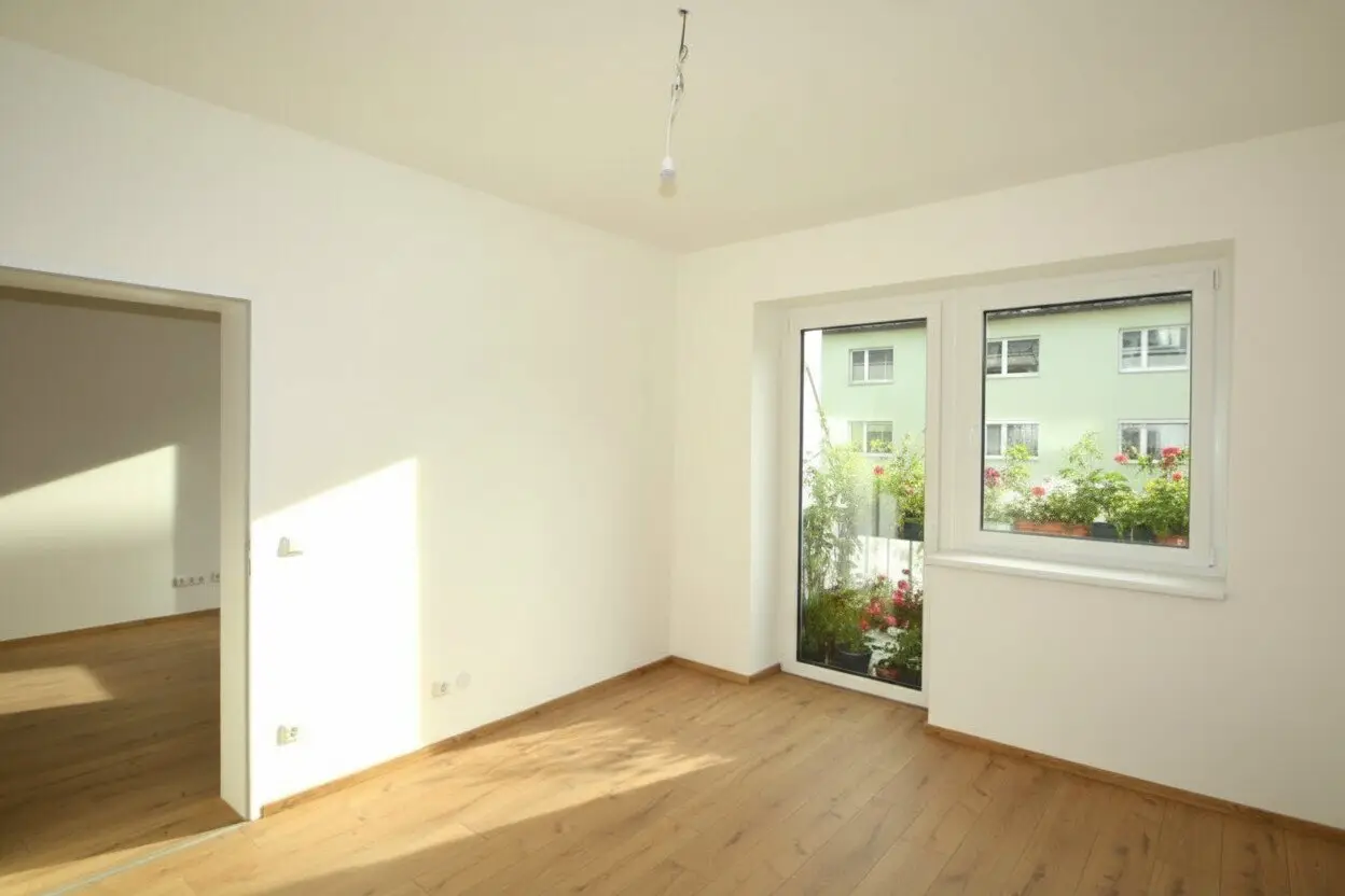 Compact, bright 2-room apartment with fitted kitchen and 2 balconies