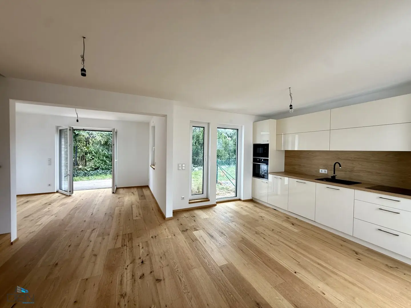 ACTION! DREAMLIKE 5 ROOM TERRACED HOUSE WITH PRIVATE GARDEN AND PARKING SPACE NEAR U6 PERFEKTASTRASSE