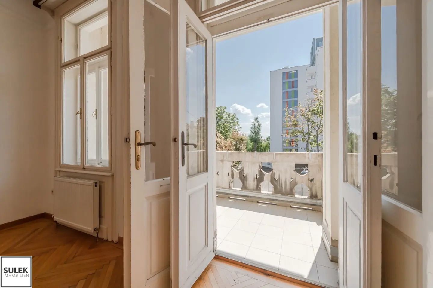 Representative Old Building Gem with 5 Rooms and Terrace in Desirable Döbling Location – from November