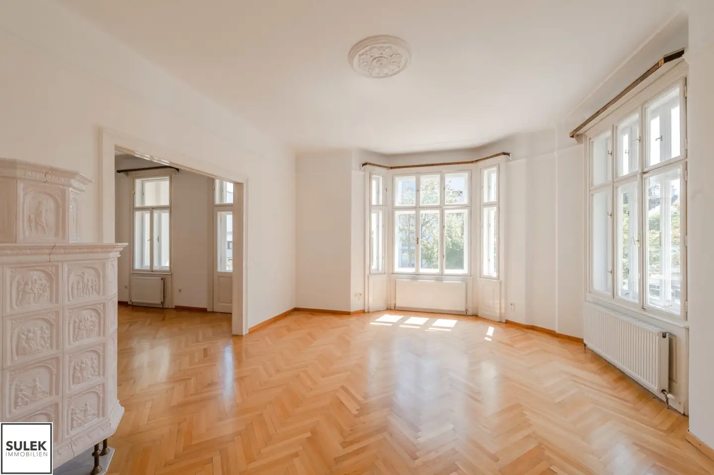 Representative Old Building Gem with 5 Rooms and Terrace in Desirable Döbling Location – from November