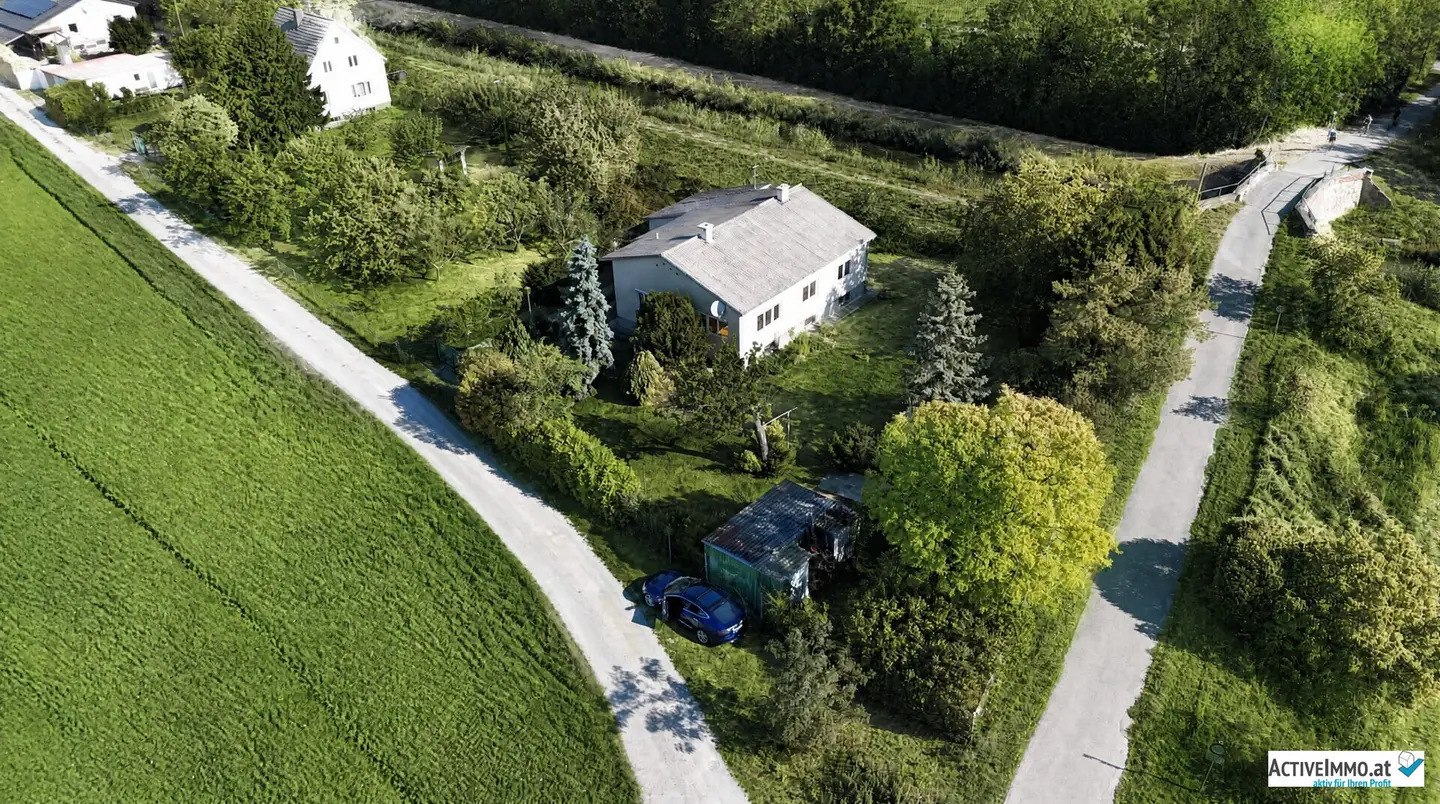 Einfamilienhaus, beinahe Alleinlage, mit großem Grundstück in Grün- und Ruhelage