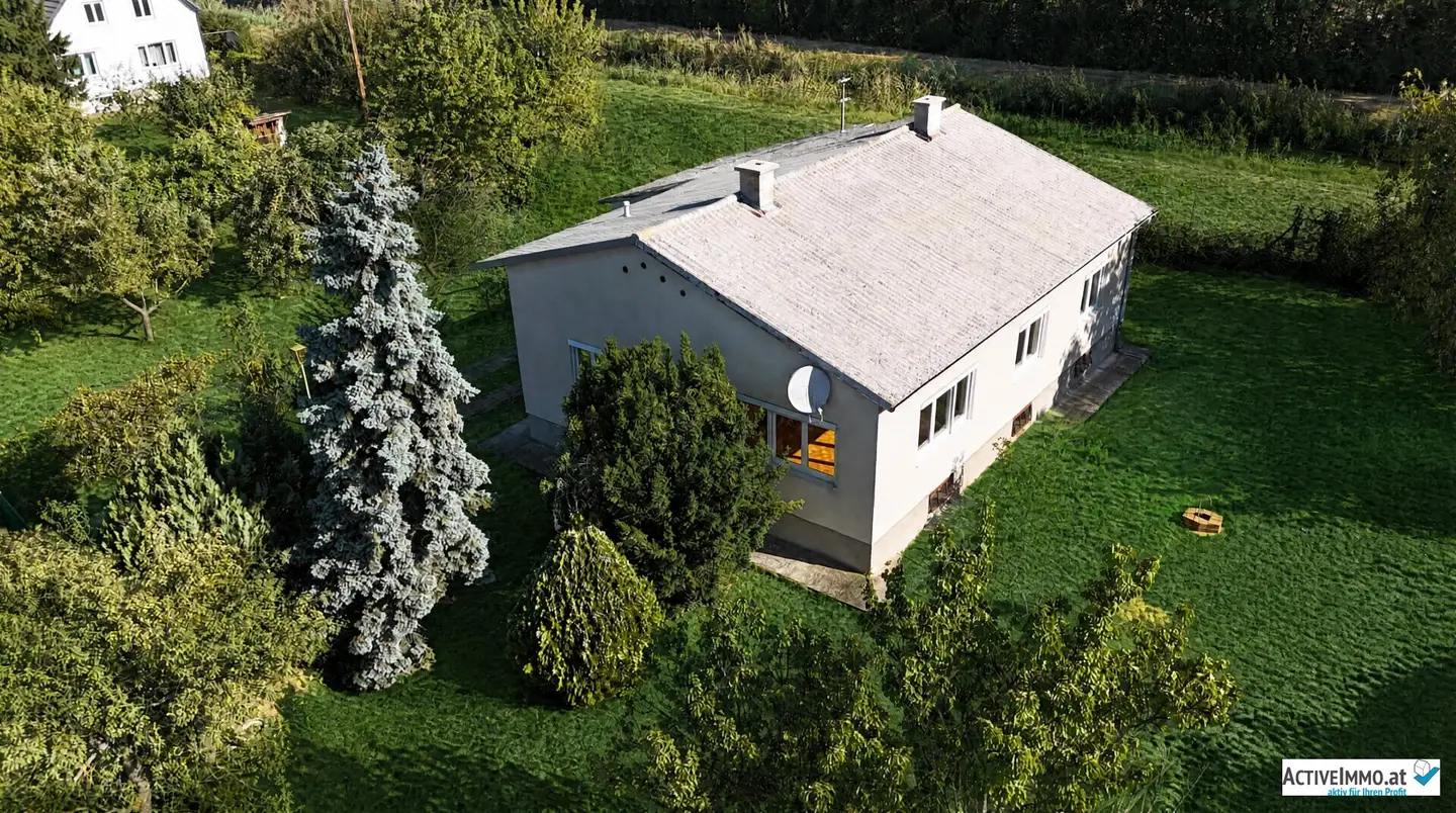 Einfamilienhaus, beinahe Alleinlage, mit großem Grundstück in Grün- und Ruhelage