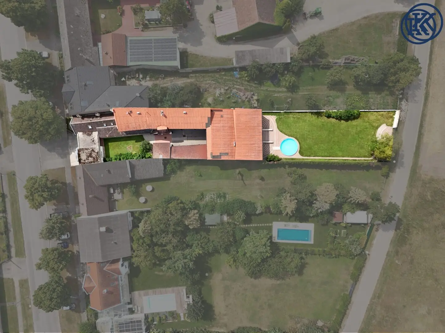 Charmantes Bauernhaus mit großem Grundstück, langgezogenem Hof, 2 Wohnungen und einem Swimmingpool