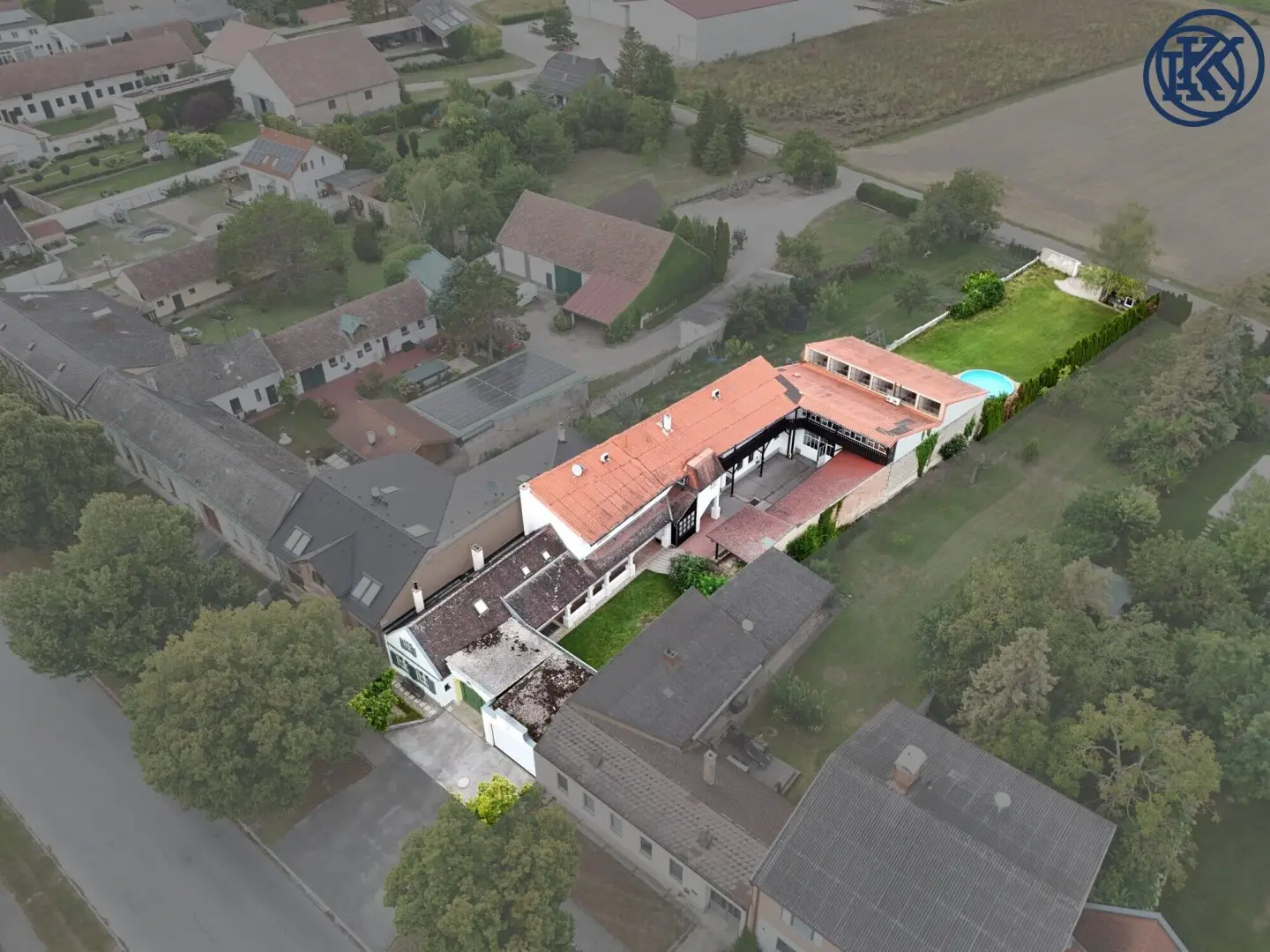 Charmantes Bauernhaus mit großem Grundstück, langgezogenem Hof, 2 Wohnungen und einem Swimmingpool
