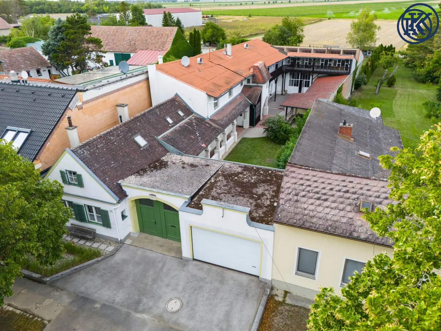 Charmantes Bauernhaus mit großem Grundstück, langgezogenem Hof, 2 Wohnungen und einem Swimmingpool