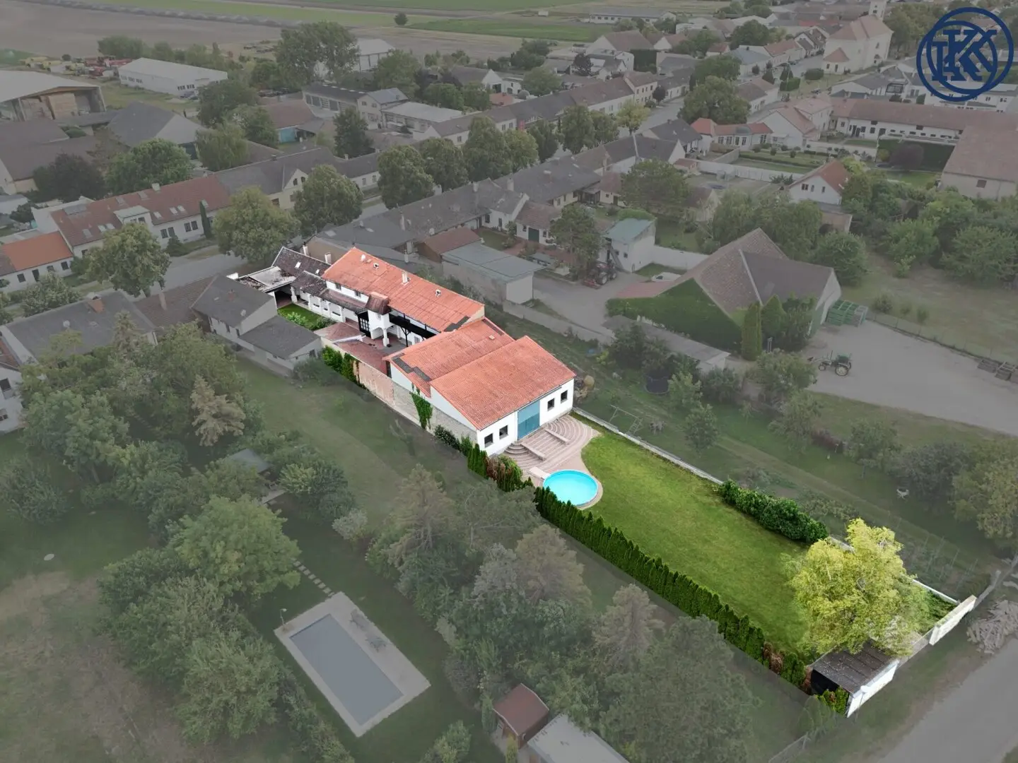 Charmantes Bauernhaus mit großem Grundstück, langgezogenem Hof, 2 Wohnungen und einem Swimmingpool