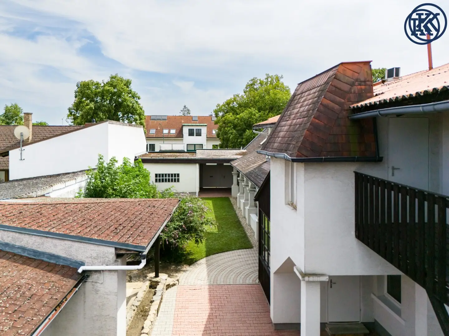 Charmantes Bauernhaus mit großem Grundstück, langgezogenem Hof, 2 Wohnungen und einem Swimmingpool
