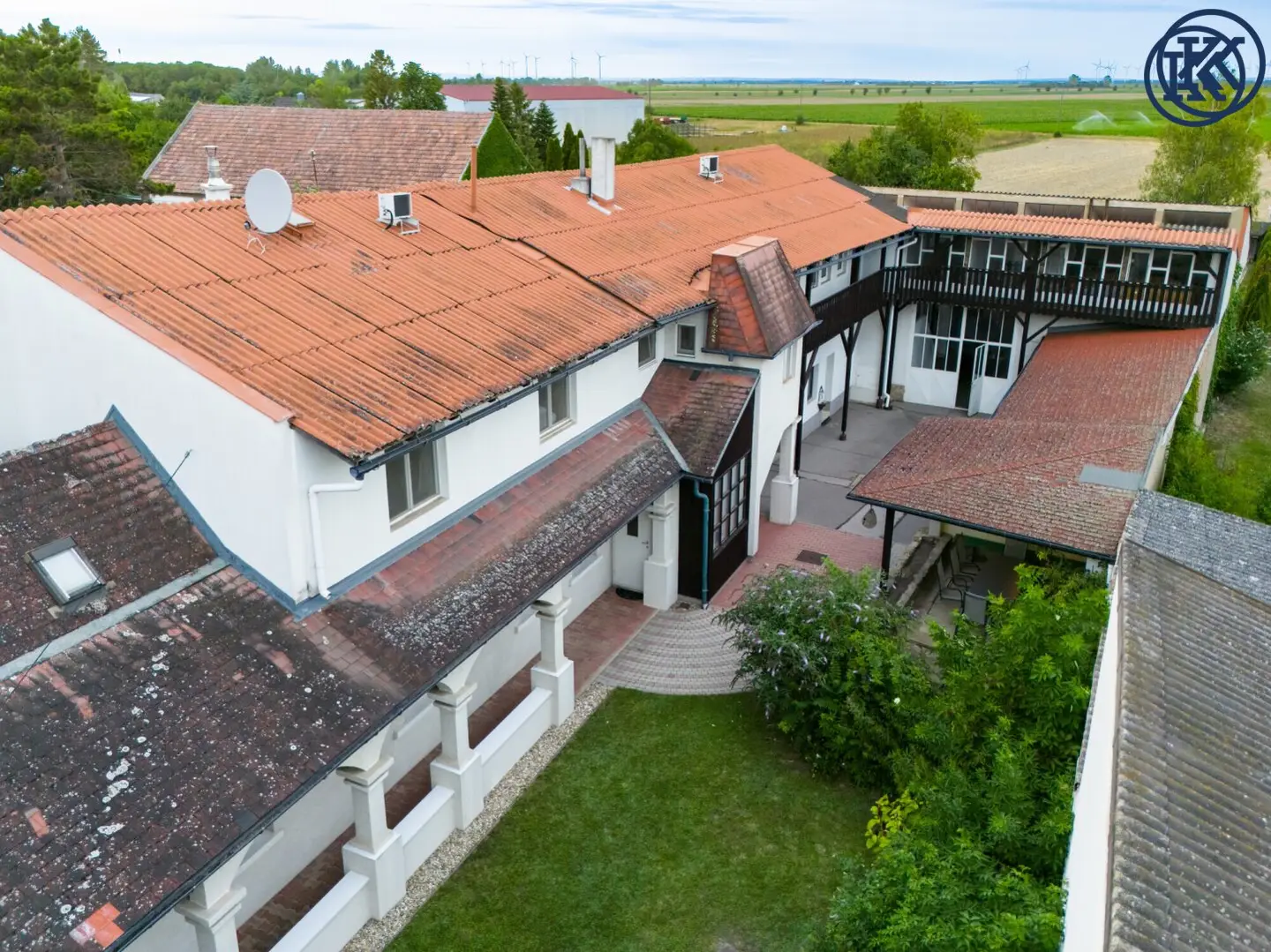 Charmantes Bauernhaus mit großem Grundstück, langgezogenem Hof, 2 Wohnungen und einem Swimmingpool