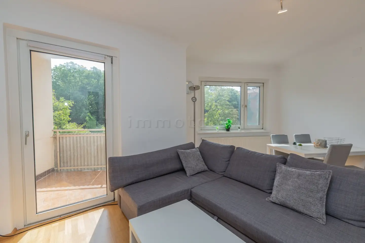 Grünblick am Liesingbach - Sonnige, top sanierte 3-Zimmer-Wohnung mit Loggia