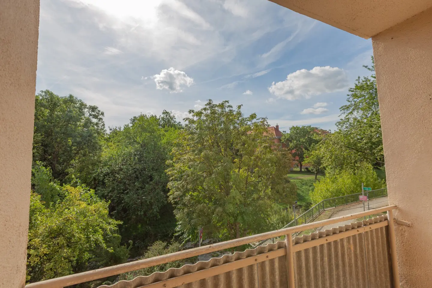 Grünblick am Liesingbach - Sonnige, top sanierte 3-Zimmer-Wohnung mit Loggia