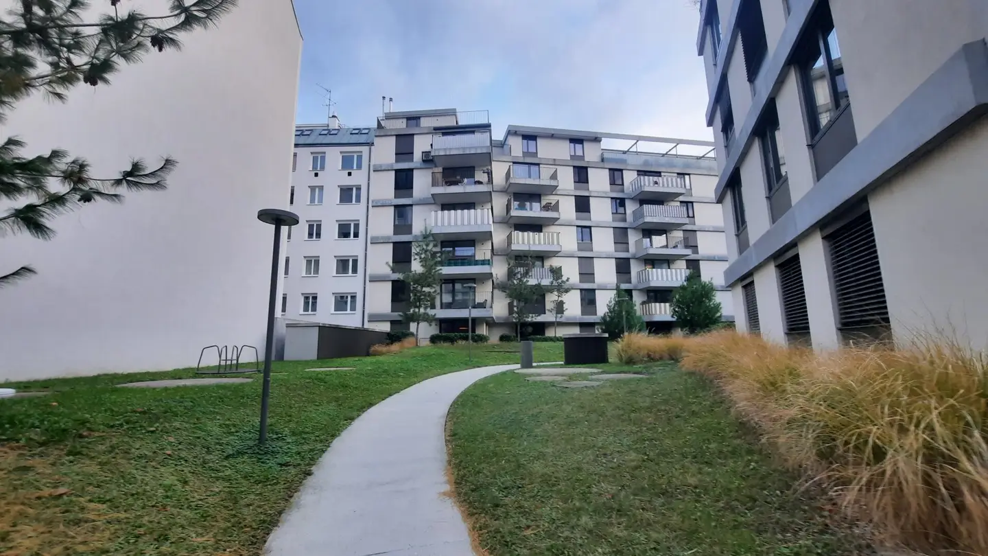 GRÜNRUHELAGE MIT GROSSEM BALKON UND PERFEKTER ANBINDUNG