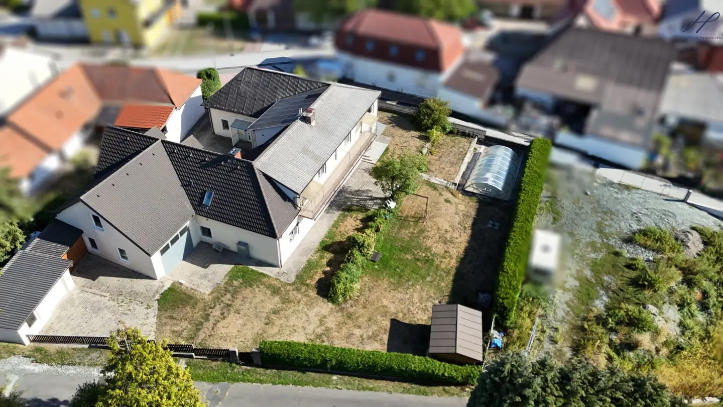 Wohnen &amp; Investieren in Bernstein – 5 Wohneinheiten auf ca. 350 m² mit Pool und Aussicht