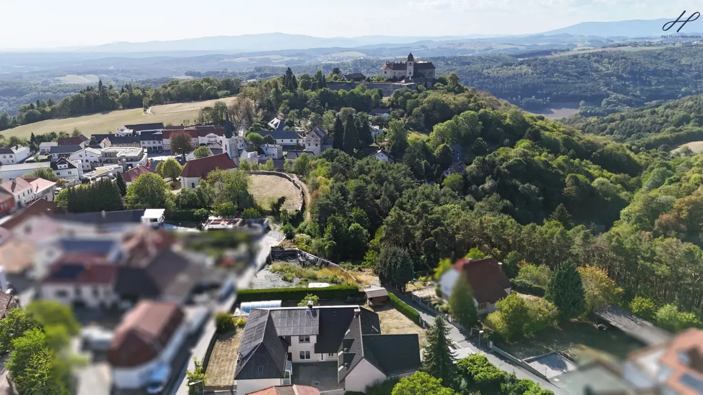 Wohnen &amp; Investieren in Bernstein – 5 Wohneinheiten auf ca. 350 m² mit Pool und Aussicht