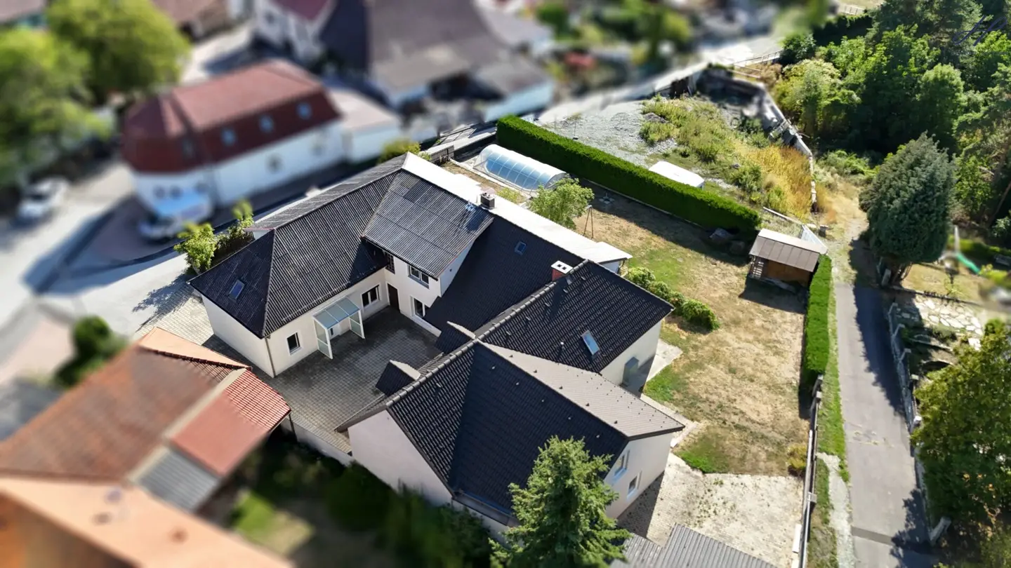 Wohnen &amp; Investieren in Bernstein – 5 Wohneinheiten auf ca. 350 m² mit Pool und Aussicht
