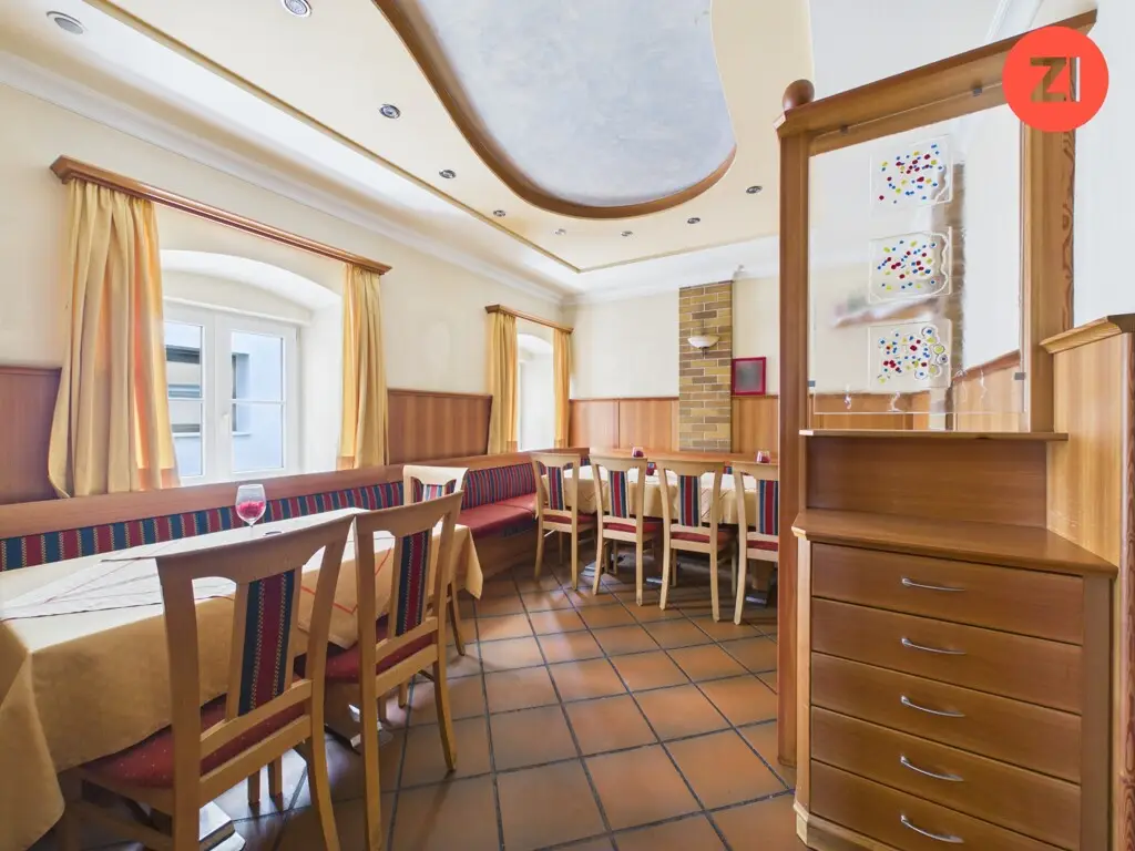 Wohnung mit großem Saal in zentraler Lage