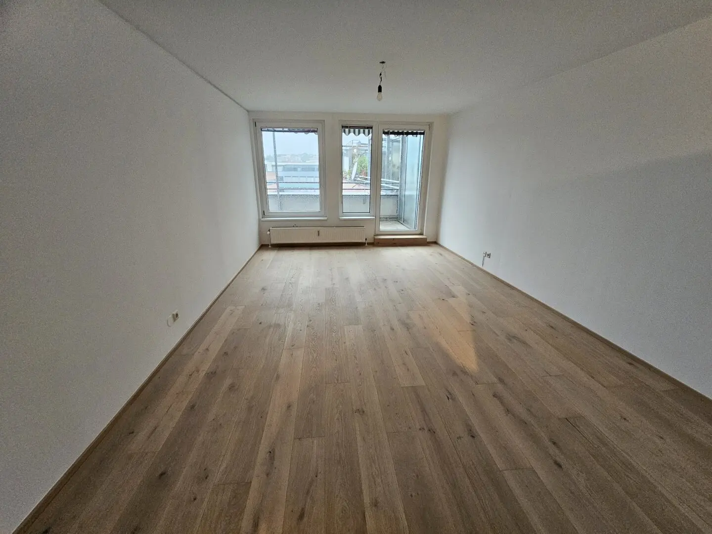 Bright, quiet, 20 m² terrace, 2 separately accessible rooms, 6 min to the subway, perfect bike and car connections, garage optional, second occupancy after renovation