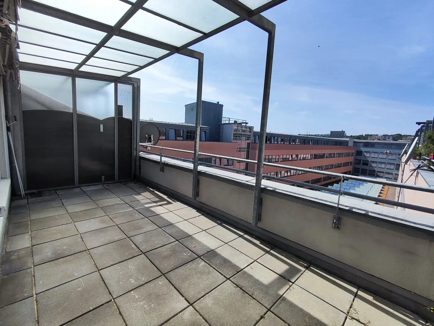 Bright, quiet, 20 m² terrace, 2 separately accessible rooms, 6 min to the subway, perfect bike and car connections, garage optional, second occupancy after renovation