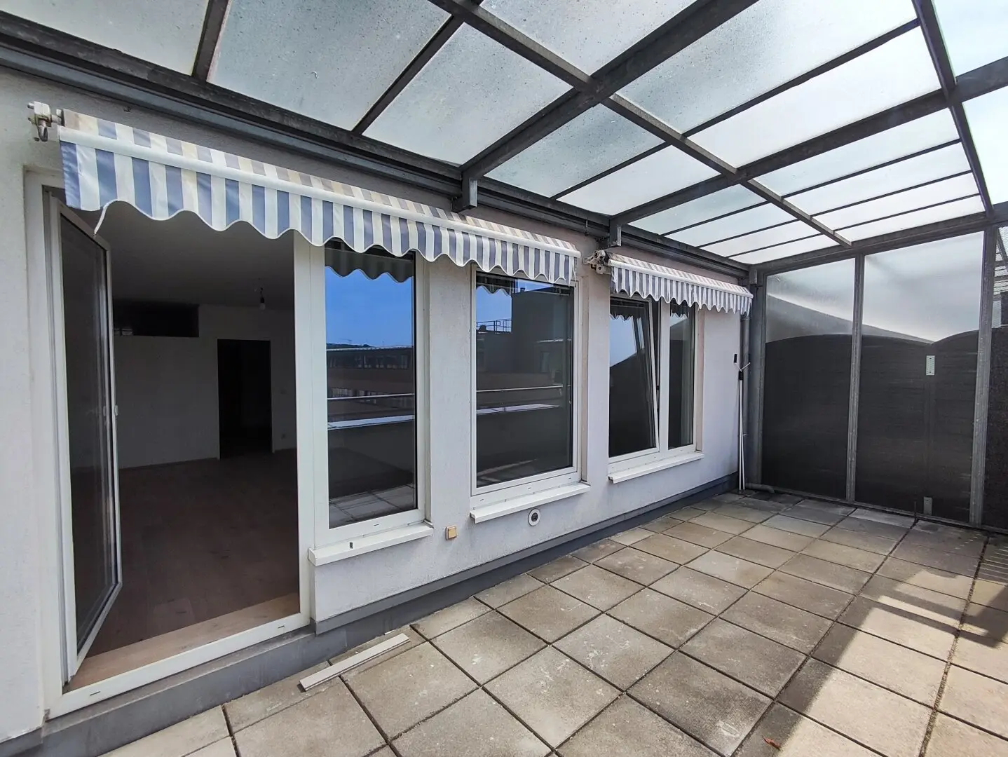 Bright, quiet, 20 m² terrace, 2 separately accessible rooms, 6 min to the subway, perfect bike and car connections, garage optional, second occupancy after renovation
