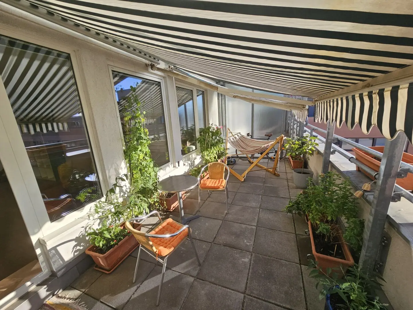 Bright, quiet, 20 m² terrace, 2 separately accessible rooms, 6 min to the subway, perfect bike and car connections, garage optional, second occupancy after renovation