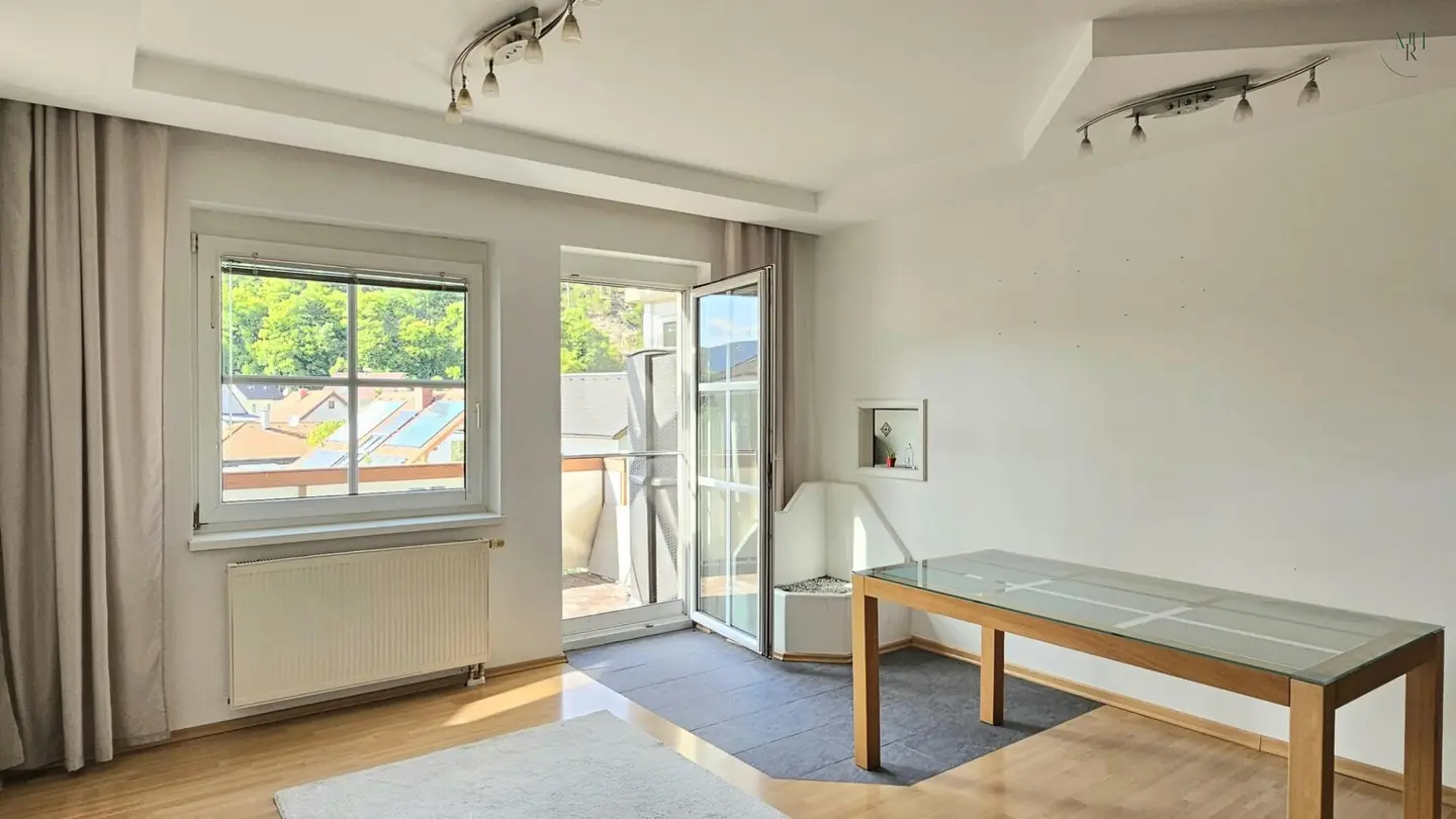 Freundliche Familienwohnung mit Loggia und zwei Stellplätzen