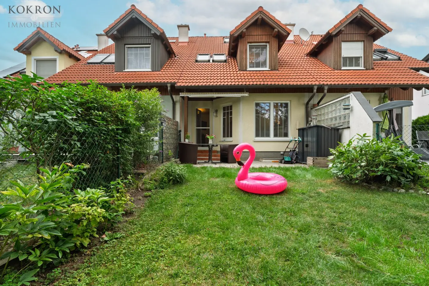 Living in the Green, Life in Balance on Freehold: 4.5 rooms, Garage &amp; View of the Green