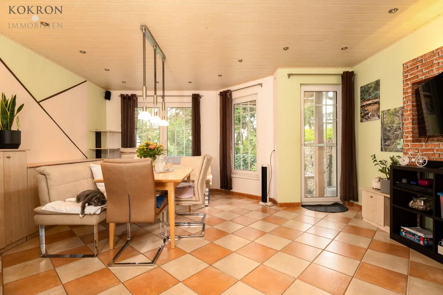 Living in the Green, Life in Balance on Freehold: 4.5 rooms, Garage &amp; View of the Green