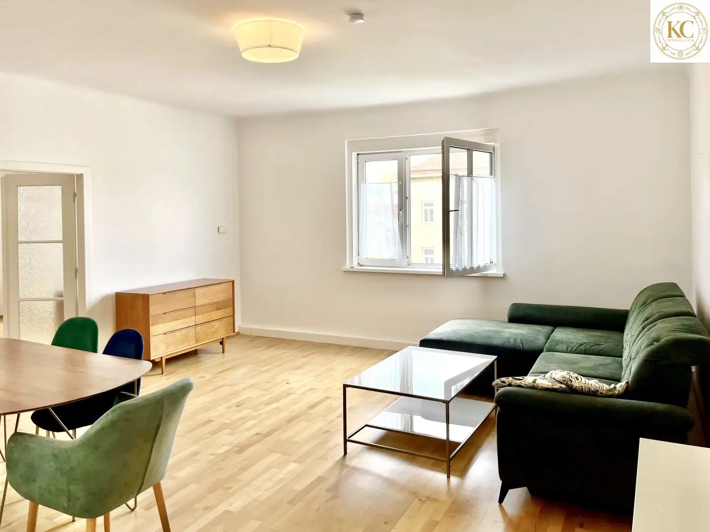 Stilvolle 3-Zimmer-Wohnung mit verglaster Loggia und Grünfläche vor der Haustür