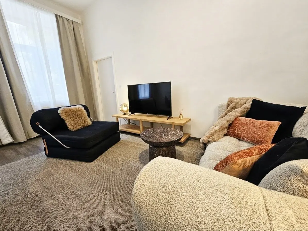 Koffer packen &amp; einziehen: Stilvoll möblierte Altbauwohnung mit neuer Einbauküche