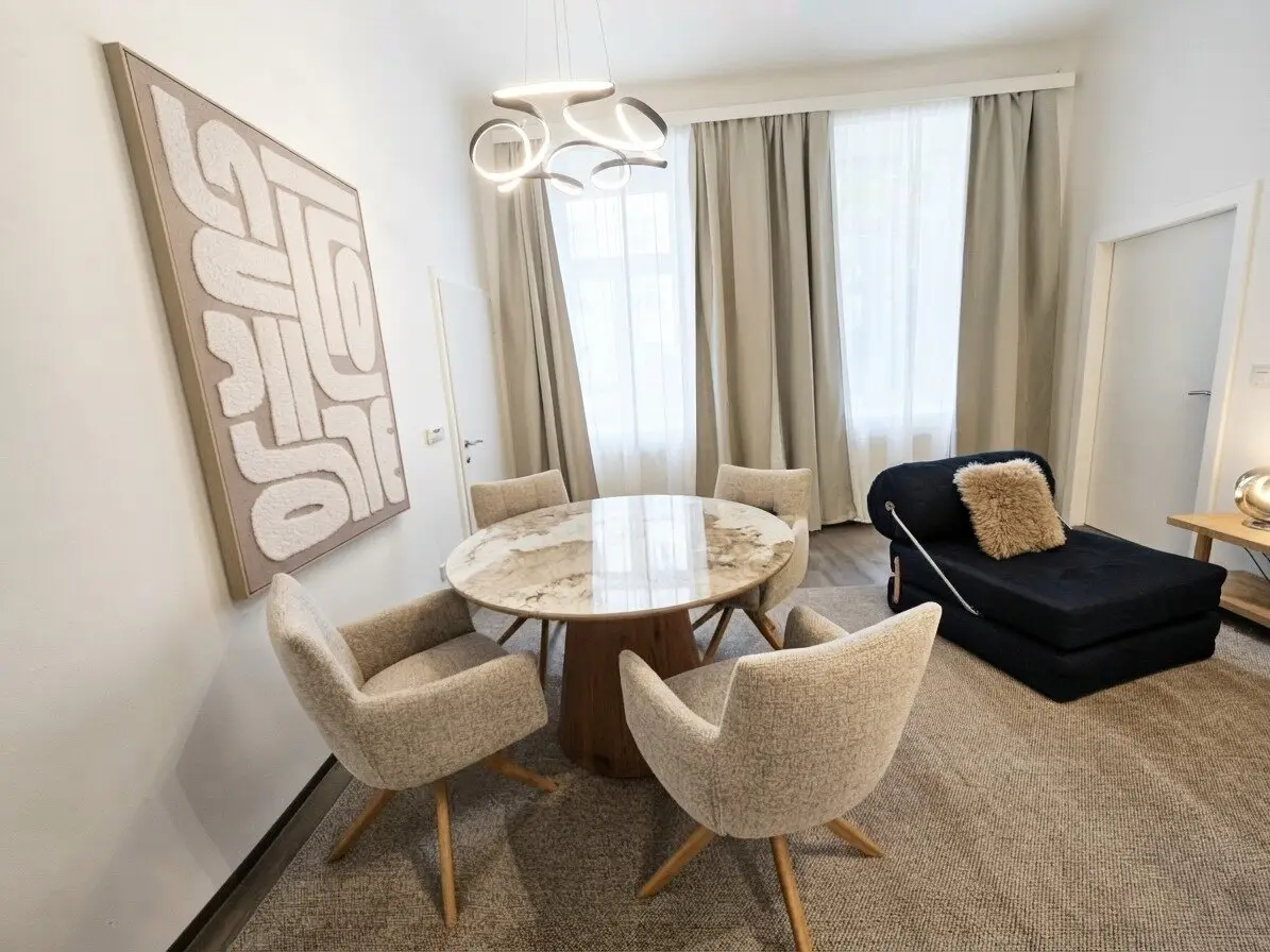 Koffer packen &amp; einziehen: Stilvoll möblierte Altbauwohnung mit neuer Einbauküche