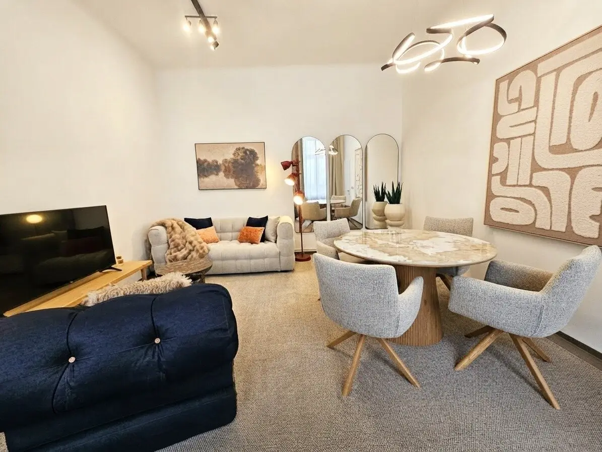 Koffer packen &amp; einziehen: Stilvoll möblierte Altbauwohnung mit neuer Einbauküche