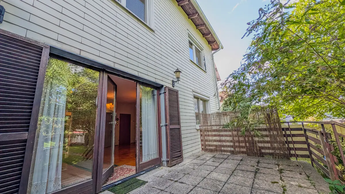 Family apartment with large garden and development potential