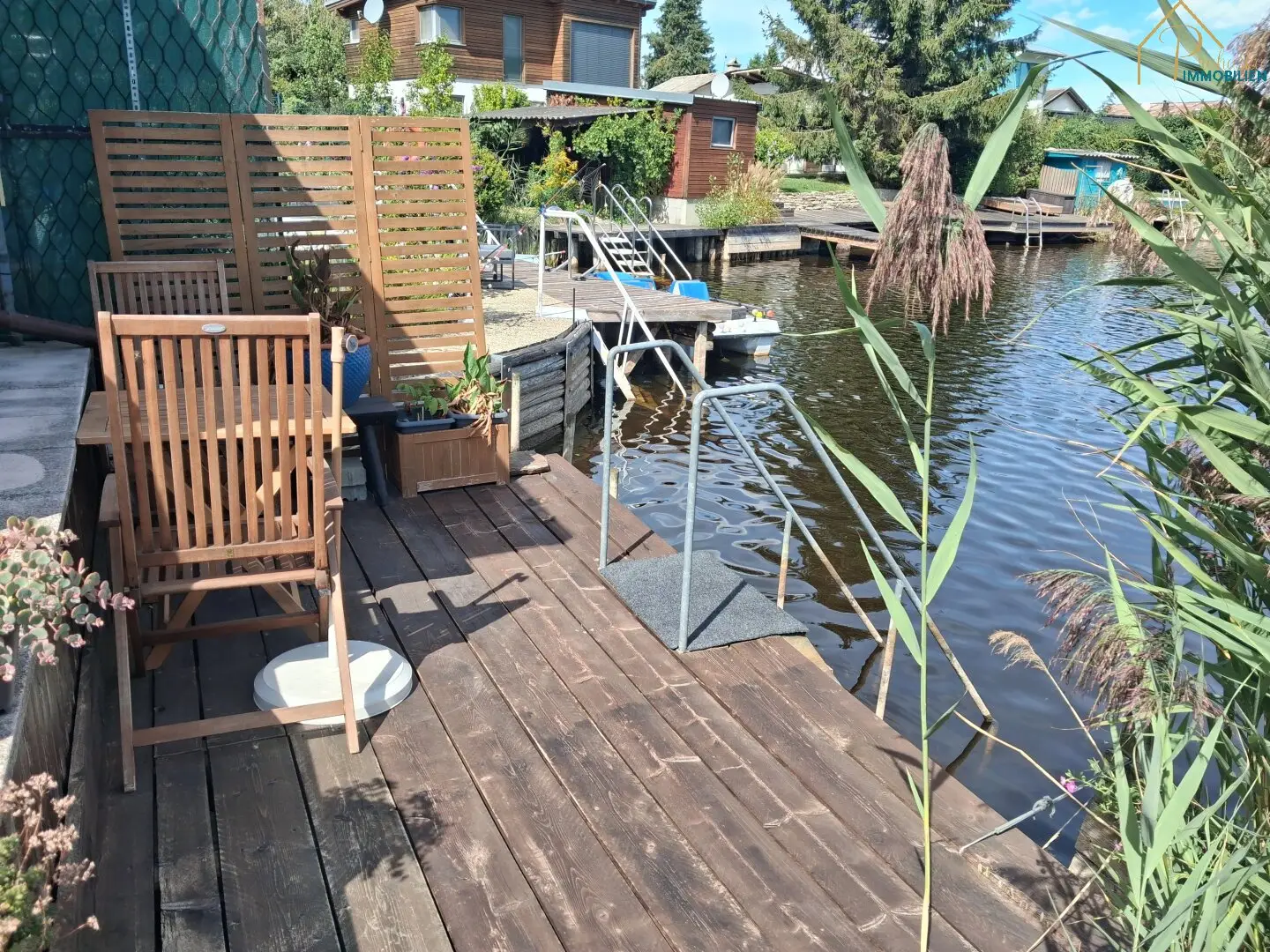 Bungalow at the lake - direct waterfront plot