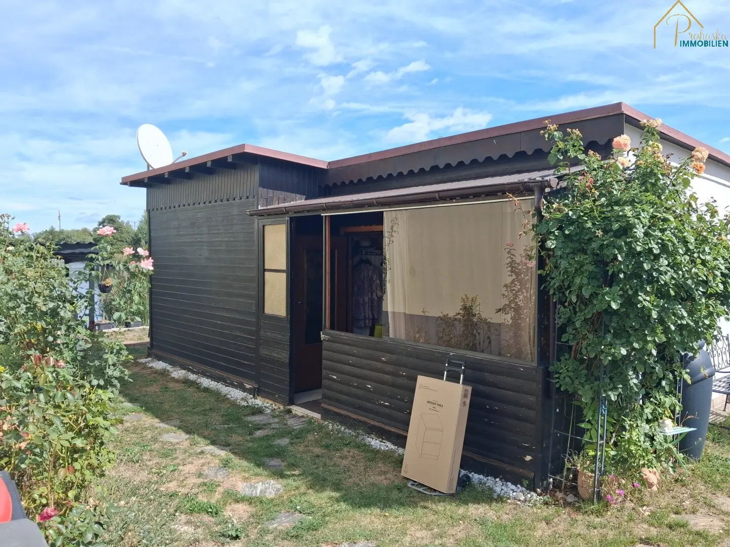 Bungalow at the lake - direct waterfront plot