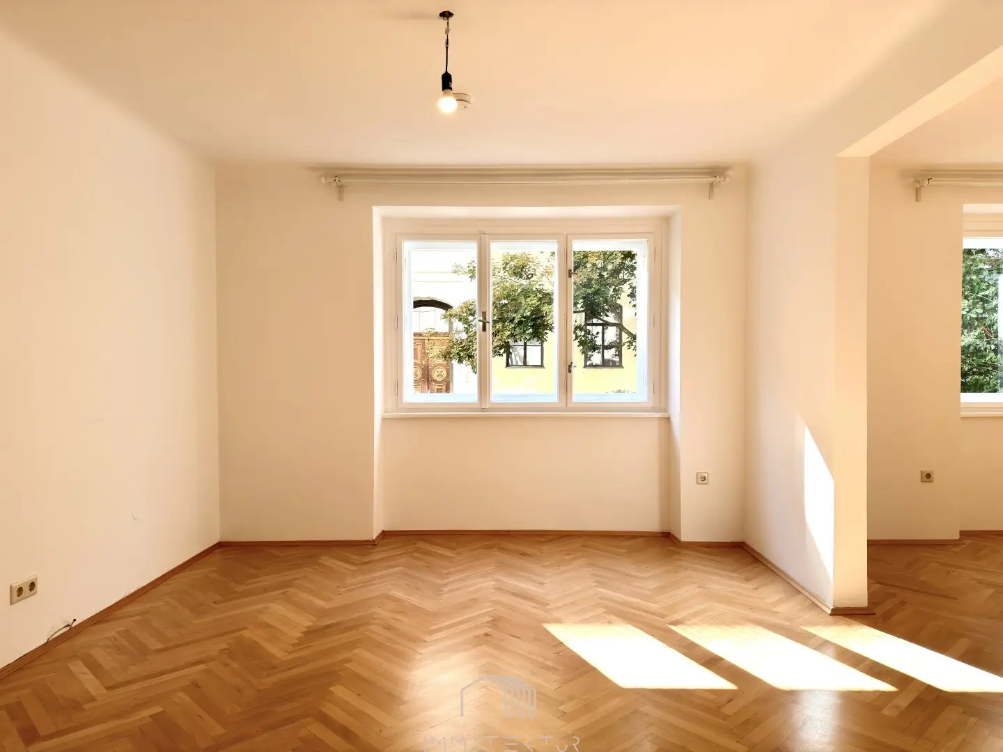 Old building charm: Quiet apartment with balcony and loggia near DIETRICHSTEINPLATZ