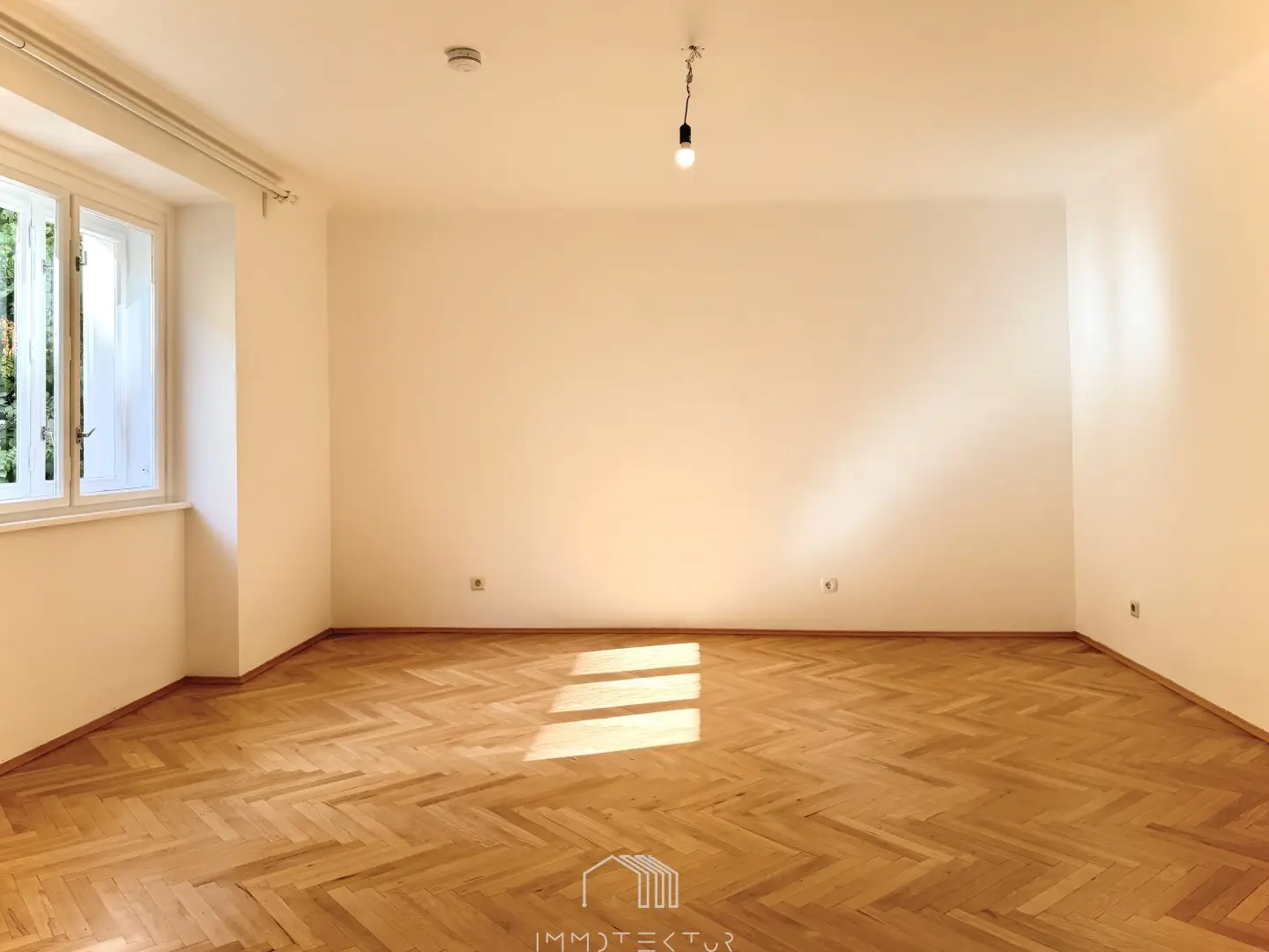 Old building charm: Quiet apartment with balcony and loggia near DIETRICHSTEINPLATZ