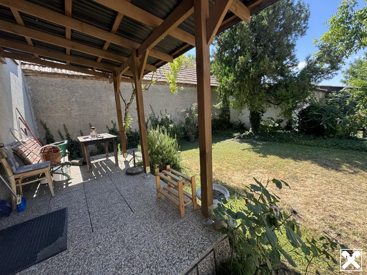 Family apartment in peaceful village setting near airport