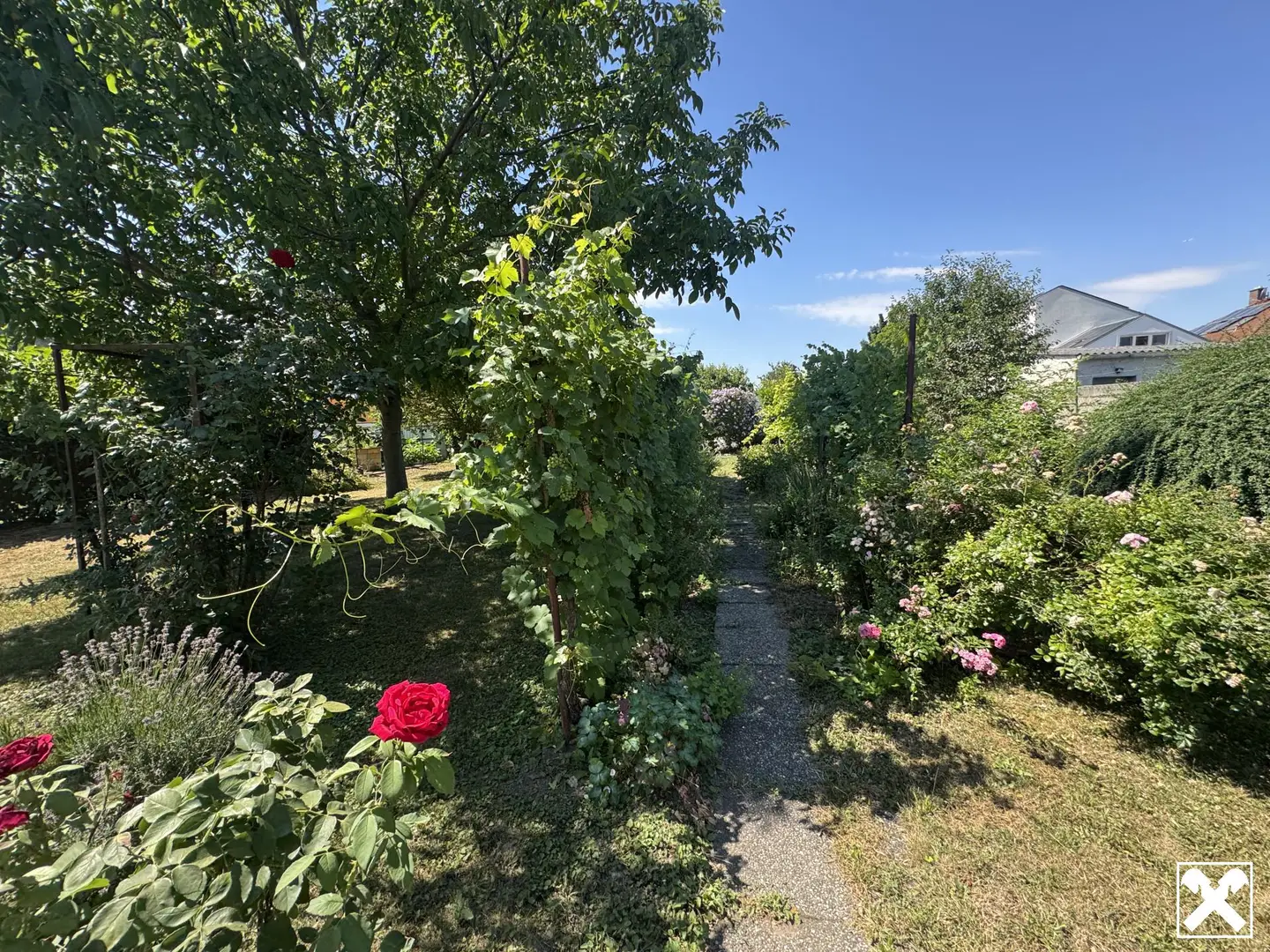 Family apartment in peaceful village setting near airport