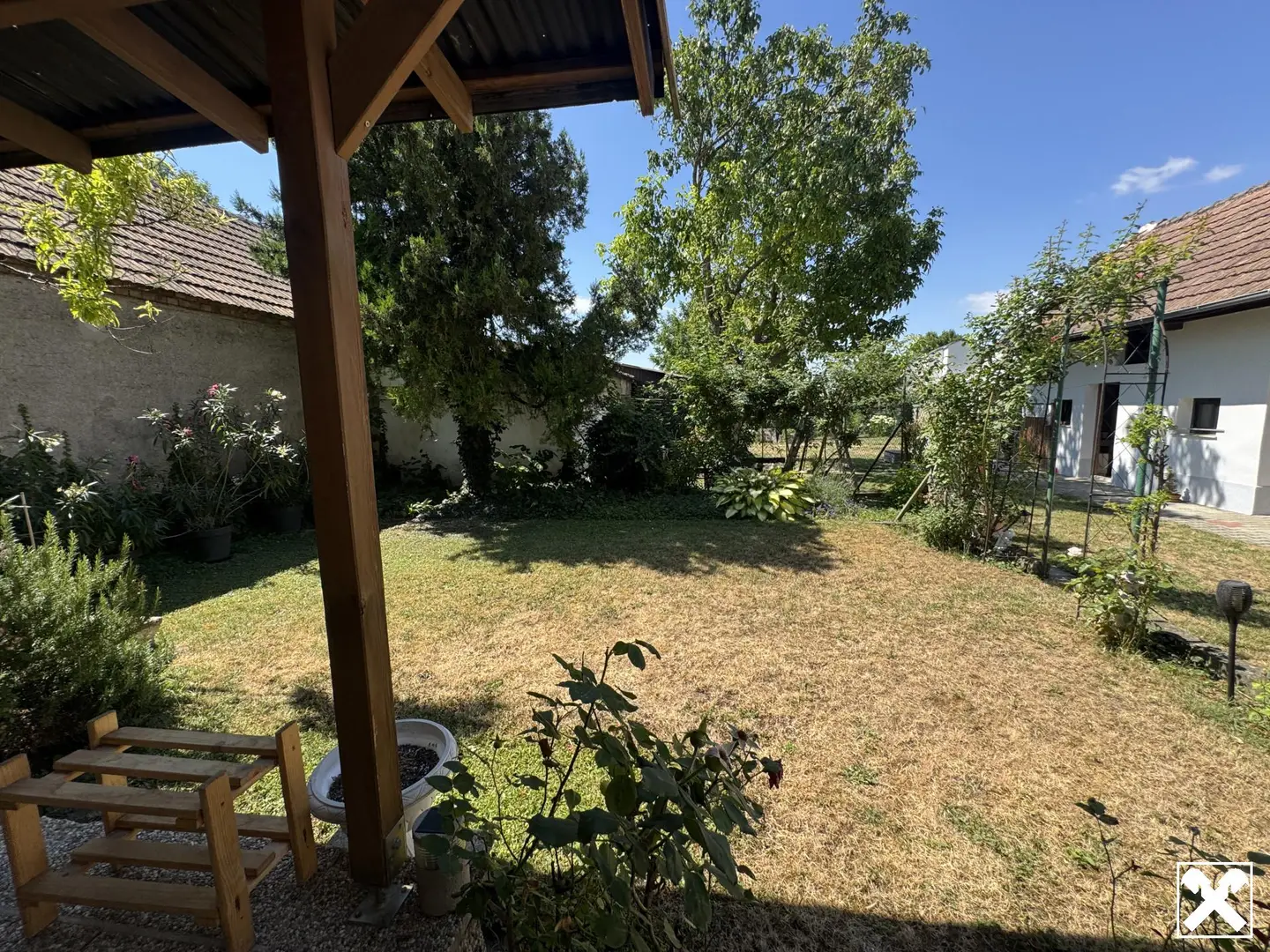 Family apartment in peaceful village setting near airport