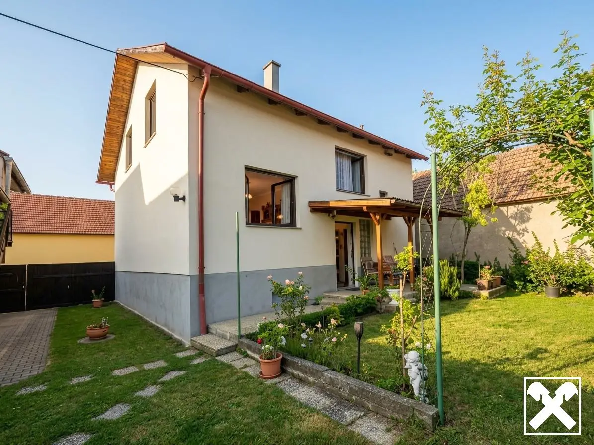 Family apartment in peaceful village setting near airport
