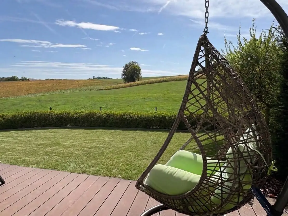 Ground floor apartment with private garden and parking