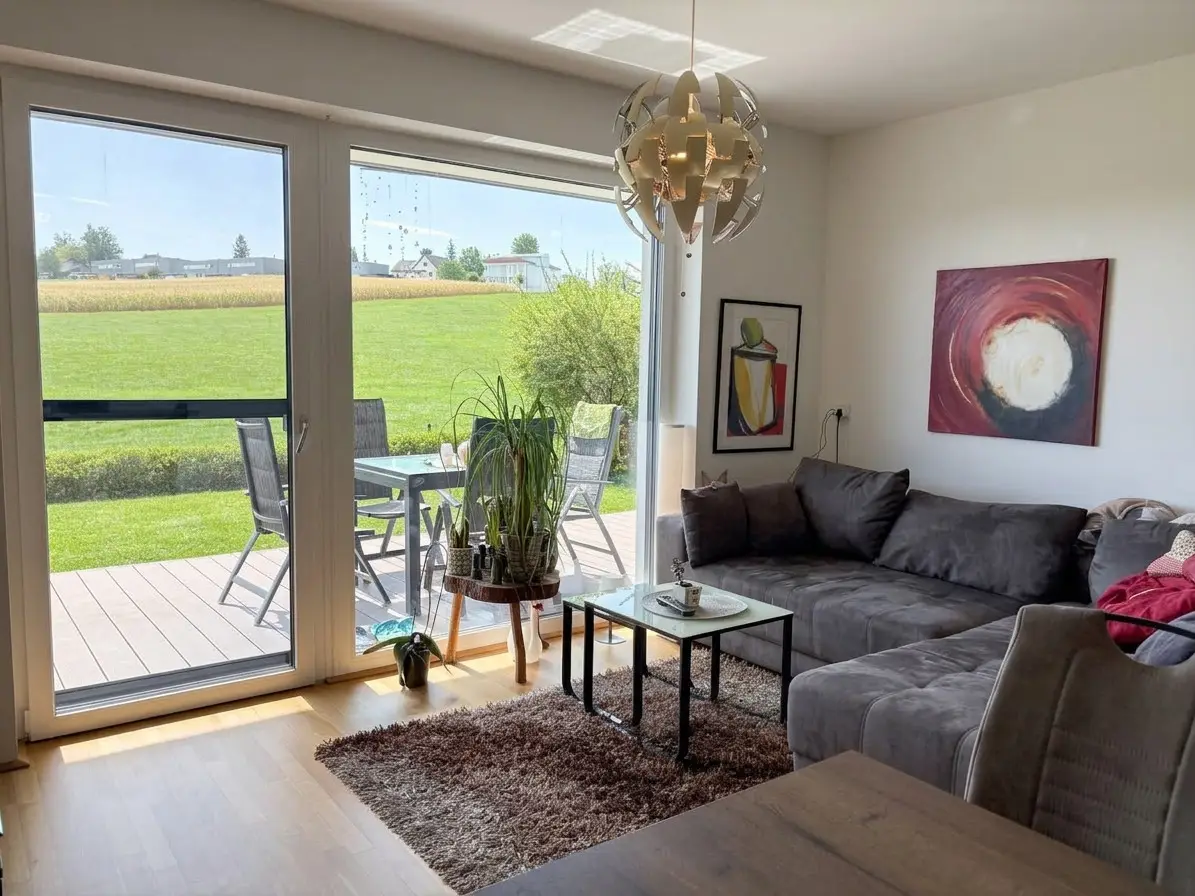 Ground floor apartment with private garden and parking