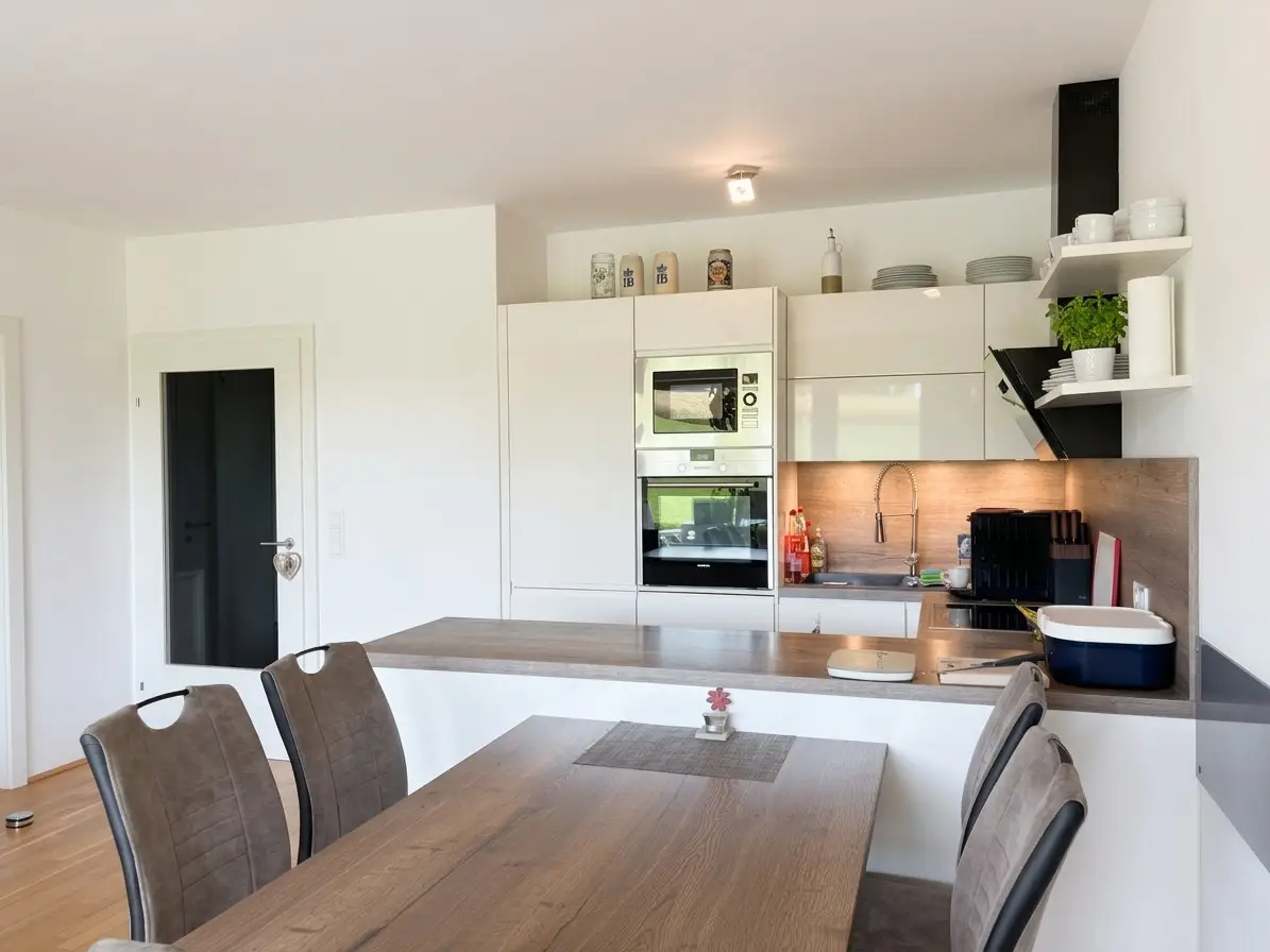 Ground floor apartment with private garden and parking