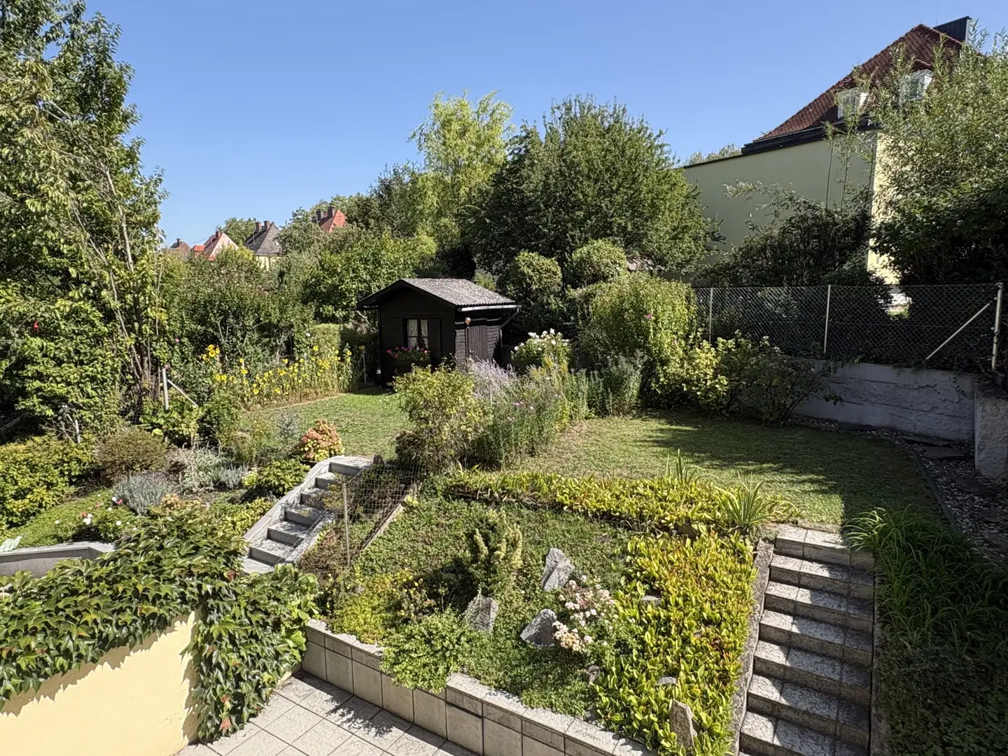 Well kept family apartment close to the city with garden