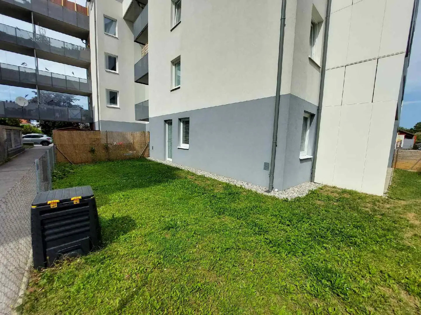 Helle Erdgeschosswohnung mit eigenem Garten und Loggia