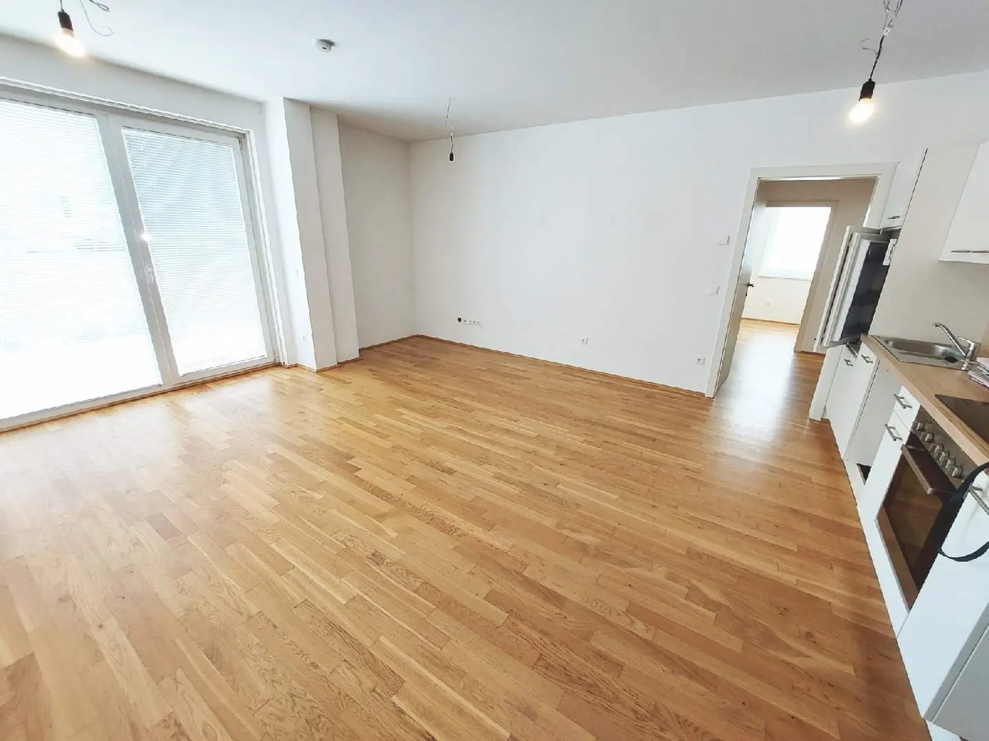 Helle Erdgeschosswohnung mit eigenem Garten und Loggia