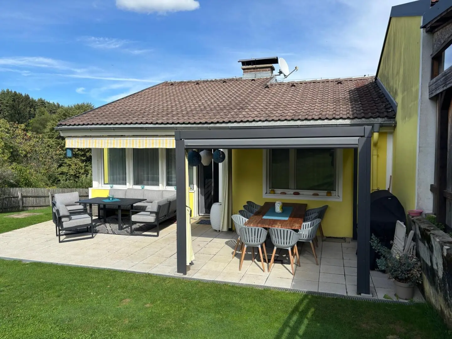 Living in the Schilcherland - Spacious Corner Terraced House with Charm, Sunny Terrace, Garden and Garage