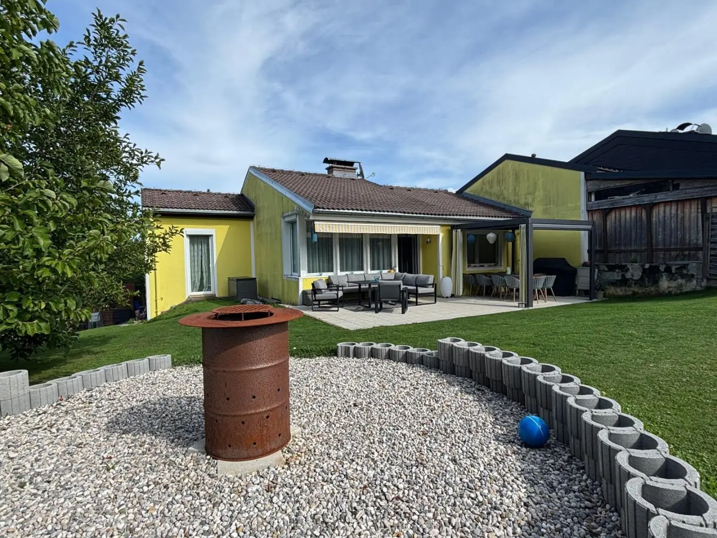 Living in the Schilcherland - Spacious Corner Terraced House with Charm, Sunny Terrace, Garden and Garage