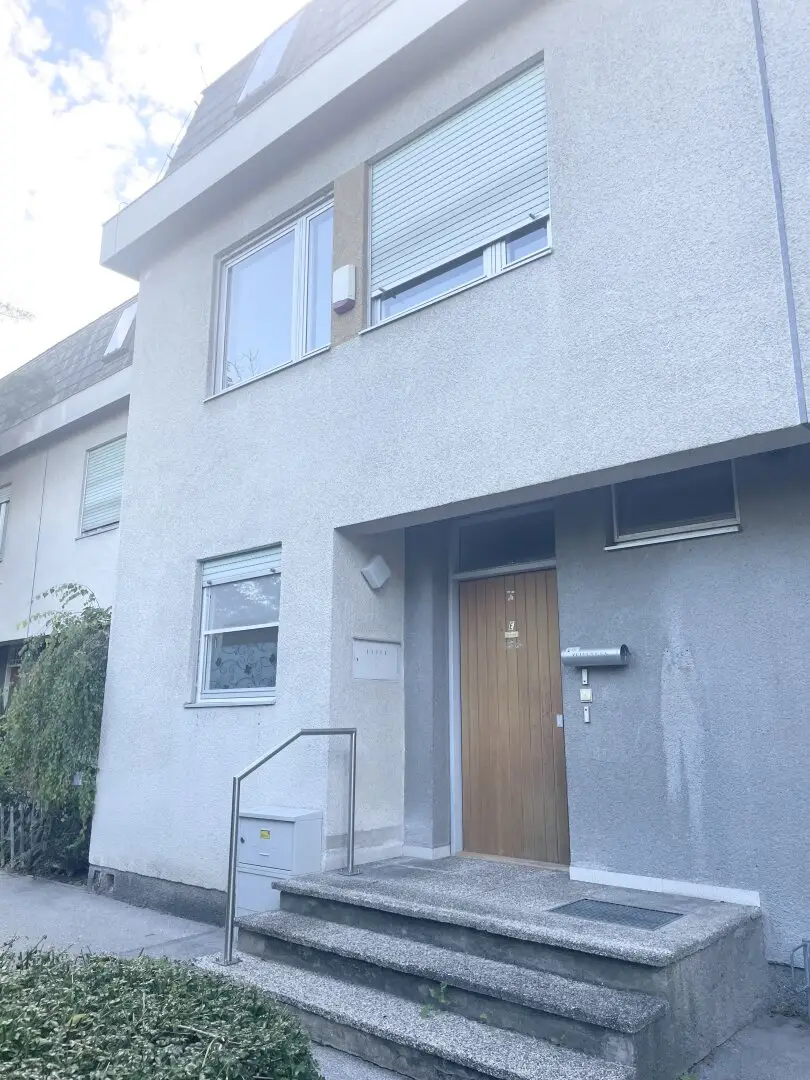 ​​​​​​​PROVISIONSFREI VOM EIGENTÜMER! SANIERUNGSBEDÜRFTIGES 5-ZIMMER-REIHENHAUS MIT EIGENGARTEN!