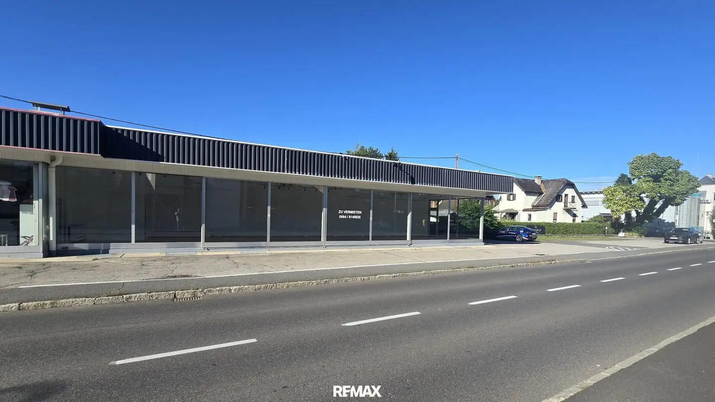 Gepflegtes Geschäftslokal 126 m² mit großer Glasfront in bester Auto-Frequenzlage von Leibnitz Miete € 1184,- + Mwst + BK