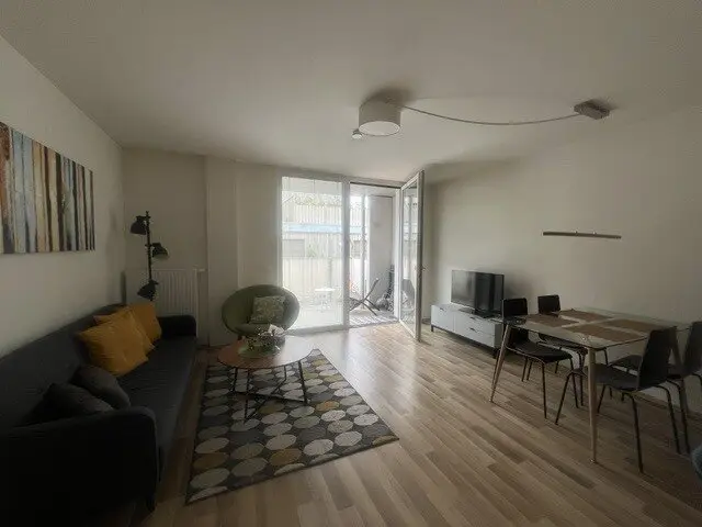 Helle 2-Zimmer-Wohnung mit Balkon, Einbauküche komplett möbliert 6. Liftstock!